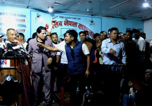 ‘हामी नेपाल’ का सुदन गुरुङले आयोजना गरेको पत्रकार सम्मेलनमा भाँडभैलो