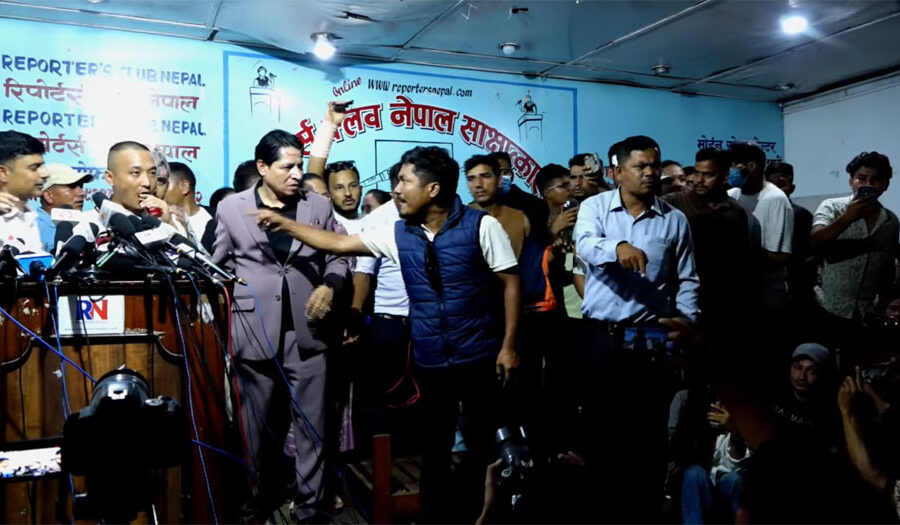 ‘हामी नेपाल’ का सुदन गुरुङले आयोजना गरेको पत्रकार सम्मेलनमा भाँडभैलो