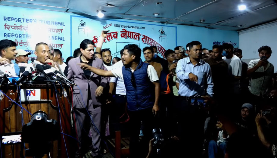 ‘हामी नेपाल’ का सुदन गुरुङले आयोजना गरेको पत्रकार सम्मेलनमा भाँडभैलो