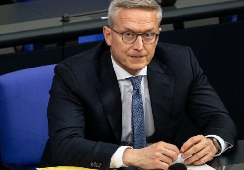 आर्टिफिसियल इन्टेलिजेन्स टिभी प्रस्तोताले लियो जर्मन डिजिटलाइजेसन मन्त्रीको अन्तर्वार्ता