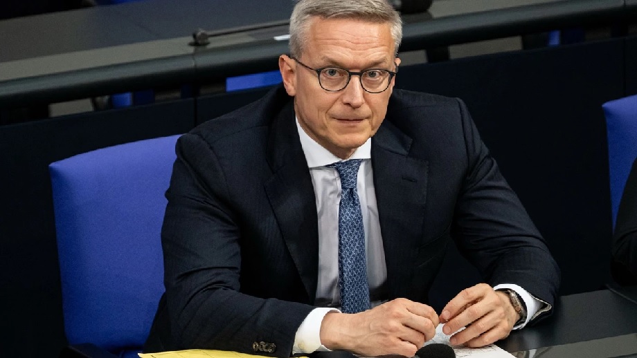 आर्टिफिसियल इन्टेलिजेन्स टिभी प्रस्तोताले लियो जर्मन डिजिटलाइजेसन मन्त्रीको अन्तर्वार्ता