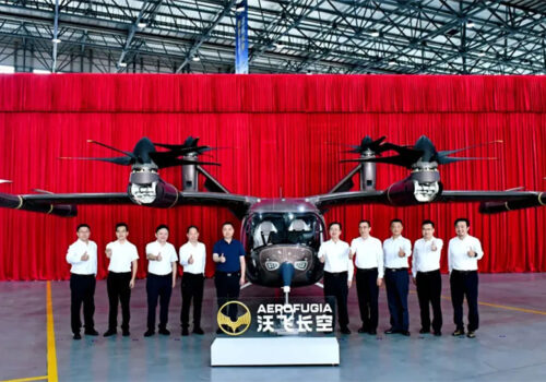 गिलीको युनिट एरोफुजियाले पहिलो पटक एई२००-१०० ईभीटीओएललाइ उत्पादन लाईनबाट बाहिर निकाल्यो