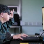 एआर ग्लास र शल्यक्रियामार्फत शरीरमा प्रत्यारोपण गरिएको चिपका माध्यमले दृष्टिविहीनहरु फेरि हेरेर पढ्न सक्षम