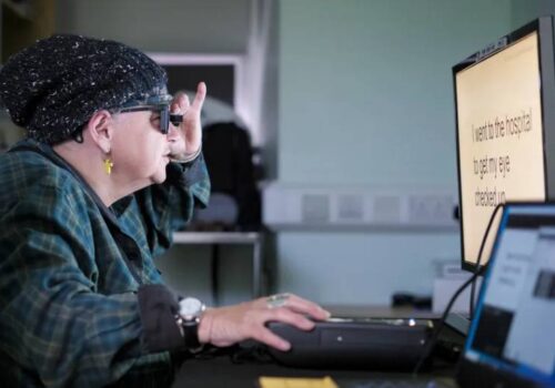 एआर ग्लास र शल्यक्रियामार्फत शरीरमा प्रत्यारोपण गरिएको चिपका माध्यमले दृष्टिविहीनहरु फेरि हेरेर पढ्न सक्षम