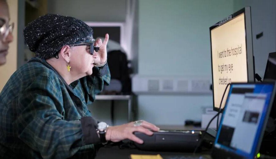 एआर ग्लास र शल्यक्रियामार्फत शरीरमा प्रत्यारोपण गरिएको चिपका माध्यमले दृष्टिविहीनहरु फेरि हेरेर पढ्न सक्षम