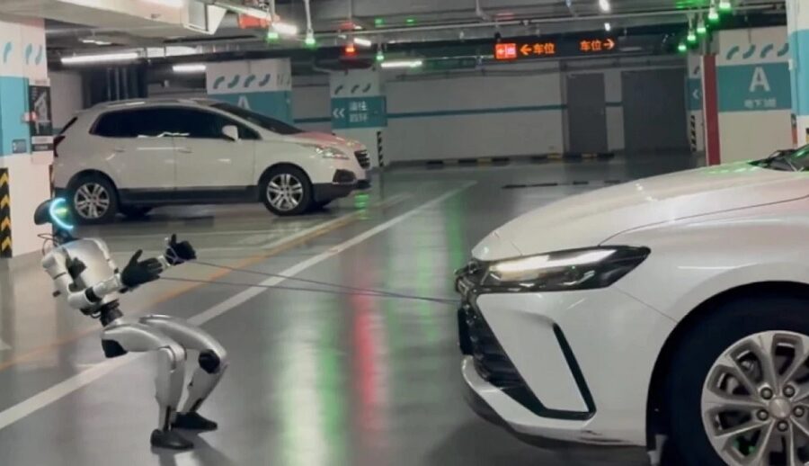 सानो रोबोटले यसरी तान्यो १ हजार ४ सय किलोको  कार