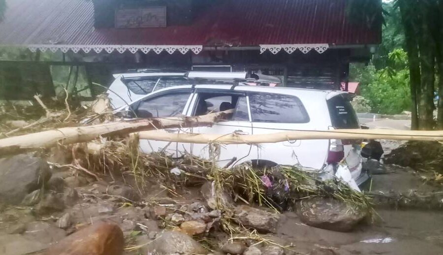 भारतको पश्चिम बङ्गालमा भारी वर्षाका कारण सूचना तथा सञ्चार सञ्जालहरु ठप्प: हालसम्म २४ जनाको मृत्यु