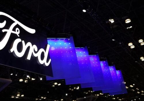 फोर्डले क्यामरा स्क्रिन र सिट बेल्टको समस्याका कारण लगभग ६२५,००० कारहरू अस्थायी रूपमा फिर्ता बोलाउने