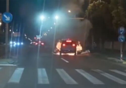 चिनियाँ कम्पनी ली अटोको मेगा एमपीभीमा गुड्दागुड्दै आगो लाग्यो, इभी पूर्णरुपमा ध्वस्त