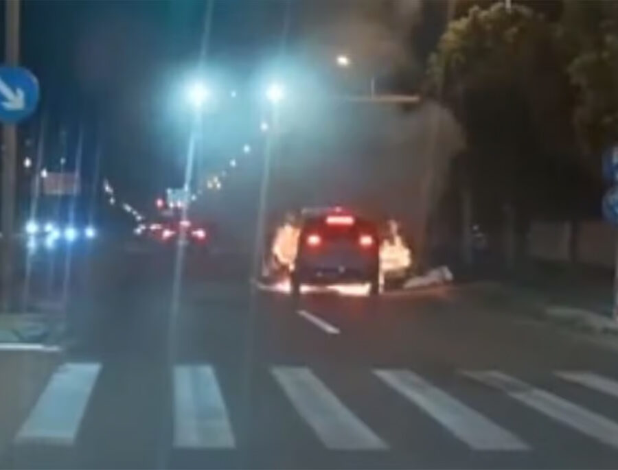 चिनियाँ कम्पनी ली अटोको मेगा एमपीभीमा गुड्दागुड्दै आगो लाग्यो, इभी पूर्णरुपमा ध्वस्त