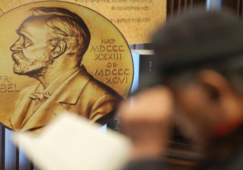 सुसुमु किटागावा, रिचर्ड रोबसन र ओमार एम. याघीलाई रसायनशास्त्रमा नोबेल पुरस्कार