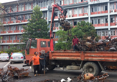 भारी उपकरणको सहयोगमा सिंहदरबार भित्रका जलेका सवारी हटाइँदै