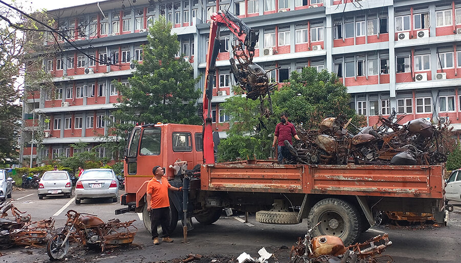भारी उपकरणको सहयोगमा सिंहदरबार भित्रका जलेका सवारी हटाइँदै
