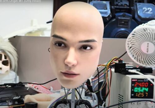 चिनियाँ कम्पनीले बनायो मान्छेको अनुहारजस्तै देखिने र आँखाको परेला झिम्काउने रोबोटिक टाउको