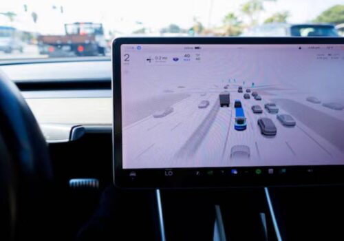 फुल सेल्फ-ड्राइभिङ प्रणालीले ट्राफिक नियम उल्लङ्घन गरेकामा २९ लाख टेस्ला गाडीमाथि कारबाही शुरु