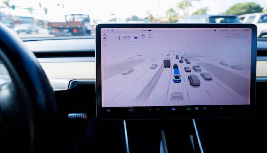 फुल सेल्फ-ड्राइभिङ प्रणालीले ट्राफिक नियम उल्लङ्घन गरेकामा २९ लाख टेस्ला गाडीमाथि कारबाही शुरु