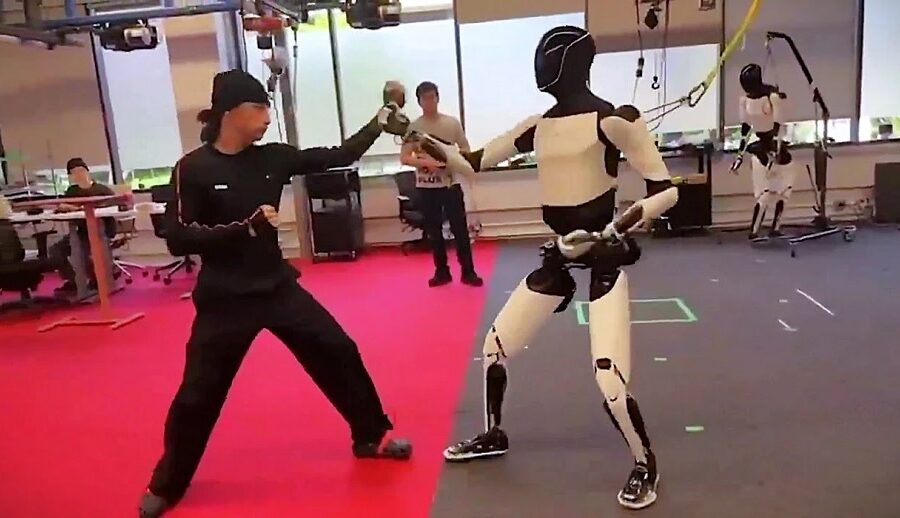 टेस्लाको ह्युमनोइड रोबोट अप्टिमसले गति र सन्तुलन देखाउँदै कुङ फू चालहरू प्रदर्शन गर्यो