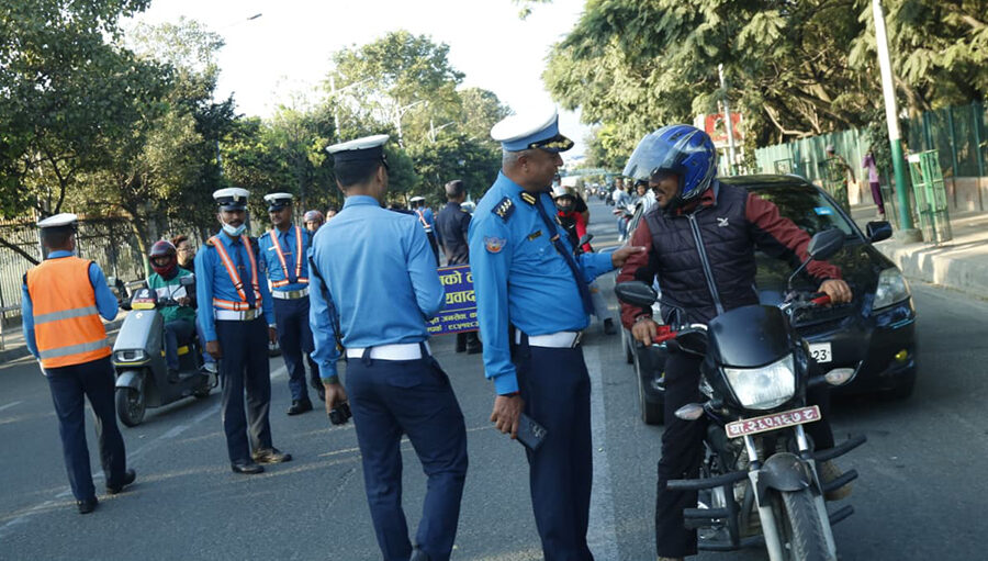 सामाजिक सञ्जाल टिकटकमार्फत अफवाह फैलाउने २ जना युवक ट्राफिक प्रहरीको नियन्त्रणमा