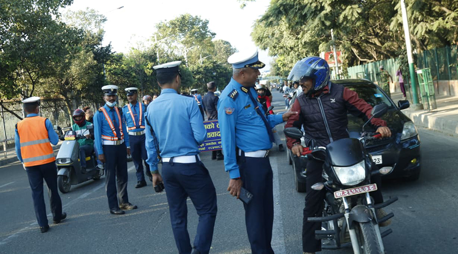ट्राफिक प्रहरीले राइड सेयरिङ लगायतका नियम उल्लङ्घन गर्ने चालकबाट एक सातामै उठायो एक करोड १८ लाख बढी राजस्व