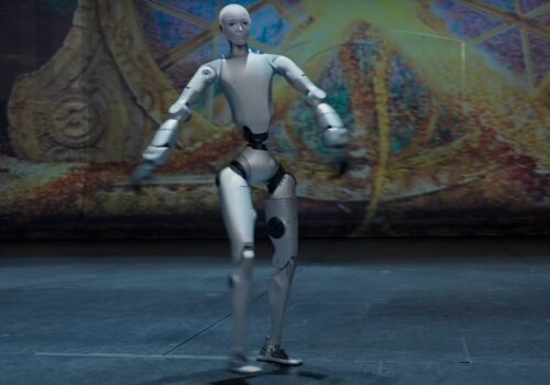 युनिट्रीले बनायो ह्युमनोइड रोबोट पिरोइट: मानिसले झैं कराते खेल्न, मोडलिङ गर्न र नाच्न अब्बल