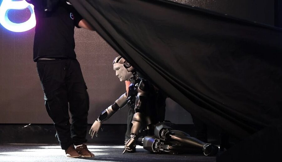 रूसी रोबोट डेब्यूको क्रममा स्टेजमै यसरी ढल्यो