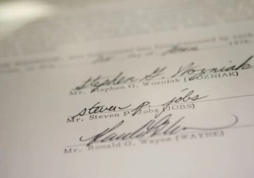 एप्पलको स्थापनाको बेला तयार पारिएको दस्तावेज लिलामीमा: लाखौं डलर प्राप्त हुने अपेक्षा