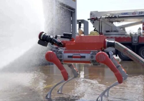 रोबोटहरूले आगो कसरी निभाउँछन् हेर्नुहोस्