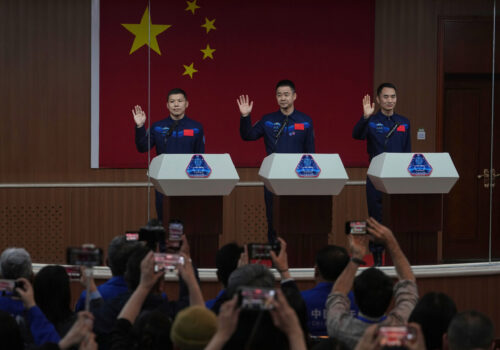 अन्तरिक्ष भग्नावशेषले क्षतिग्रस्त यानपछि चिनियाँ अन्तरिक्ष यात्रीहरूको सुरक्षित फर्काइ