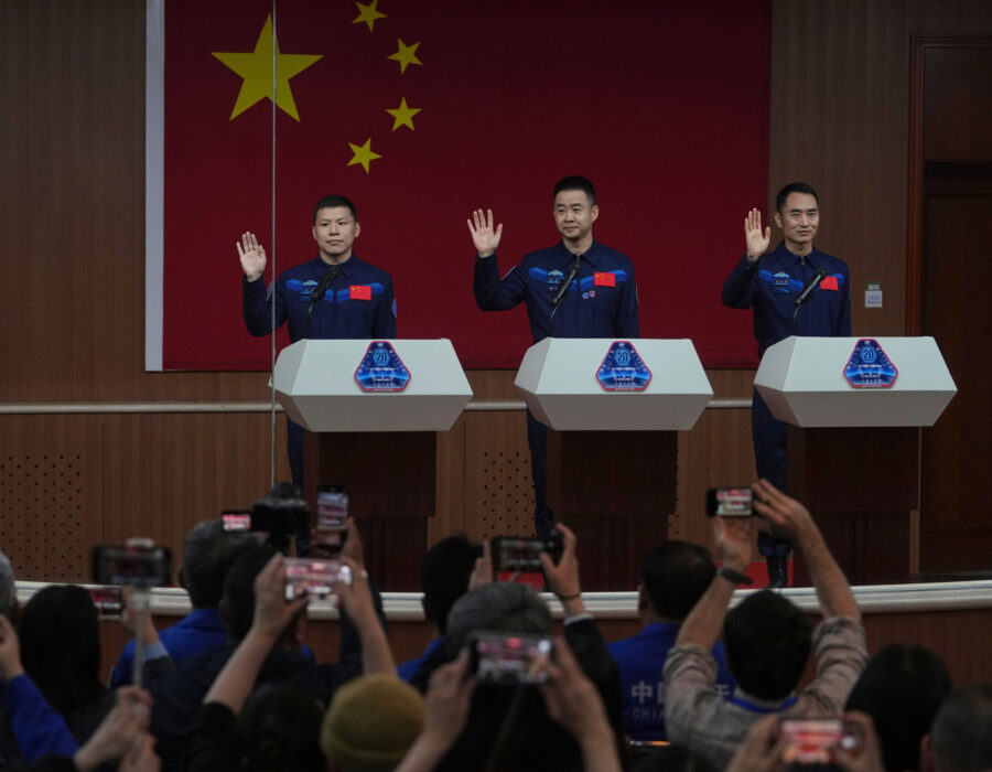 अन्तरिक्ष भग्नावशेषले क्षतिग्रस्त यानपछि चिनियाँ अन्तरिक्ष यात्रीहरूको सुरक्षित फर्काइ