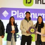 इनड्राइभद्वारा प्लेटिनम ड्राइभर गिभअवे क्याम्पेनका ग्रान्ड प्राइज विजेताहरूलाई पुरस्कार हस्तान्तरण