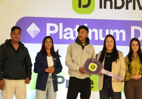 इनड्राइभद्वारा प्लेटिनम ड्राइभर गिभअवे क्याम्पेनका ग्रान्ड प्राइज विजेताहरूलाई पुरस्कार हस्तान्तरण