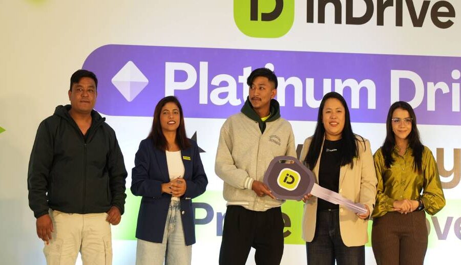 इनड्राइभद्वारा प्लेटिनम ड्राइभर गिभअवे क्याम्पेनका ग्रान्ड प्राइज विजेताहरूलाई पुरस्कार हस्तान्तरण