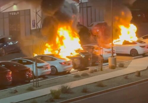 टेस्ला स्टोरमा ठूलो आगलागी, दर्जनौं कारहरू नष्ट