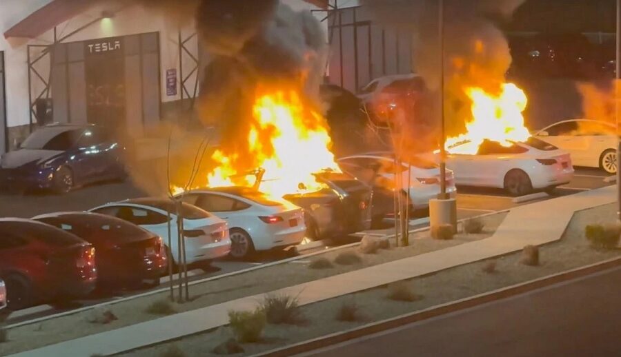 टेस्ला स्टोरमा ठूलो आगलागी, दर्जनौं कारहरू नष्ट