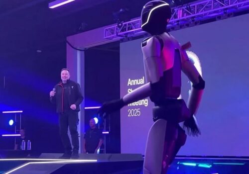 रोबोटसँग यसरी नाचे इलन मस्क