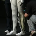 एक्सपेङले आफ्नो रोबोट मानव नभएको भनेर प्रमाणित गर्न स्टेजमा रोबोटको खुट्टा काटेर देखायो