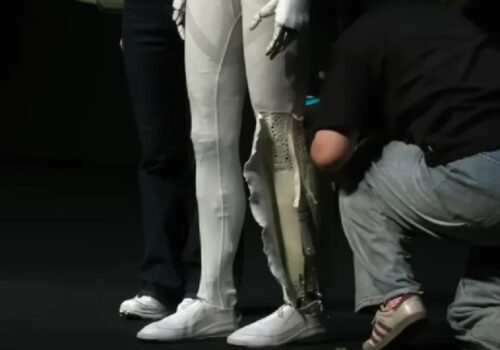 एक्सपेङले आफ्नो रोबोट मानव नभएको भनेर प्रमाणित गर्न स्टेजमा रोबोटको खुट्टा काटेर देखायो