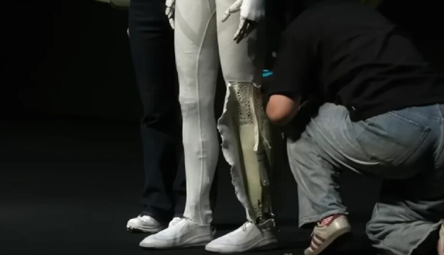 एक्सपेङले आफ्नो रोबोट मानव नभएको भनेर प्रमाणित गर्न स्टेजमा रोबोटको खुट्टा काटेर देखायो