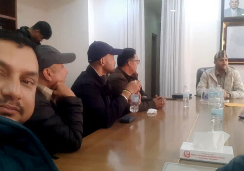 स्मार्ट टेलिकमका पिडित व्यवसायी, कर्मचारी तथा घरधनीहरुले सञ्चार मन्त्री खरेललाई भेटे, समस्या समाधान गरिदिन माग