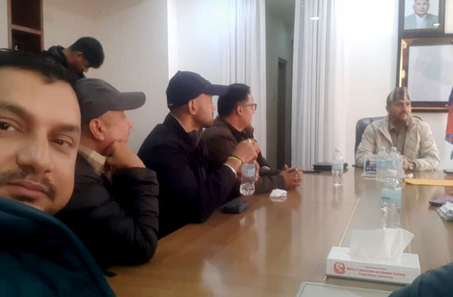 स्मार्ट टेलिकमका पिडित व्यवसायी, कर्मचारी तथा घरधनीहरुले सञ्चार मन्त्री खरेललाई भेटे, समस्या समाधान गरिदिन माग