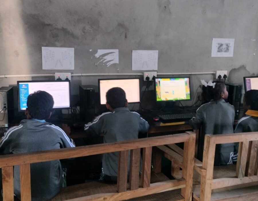 दाताको सहयोगमा बालबालिकालाई कम्प्युटर शिक्षा