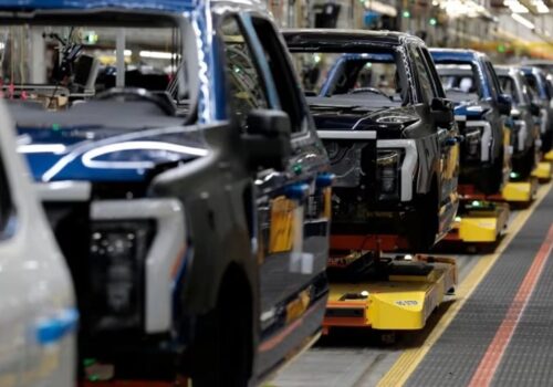 फोर्ड विद्युतीय सवारी साधन योजनाबाट पछि हट्यो र एफ१५० लाइटनिङको उत्पादन बन्द गर्यो; अर्बौं घाटा हुने अनुमान