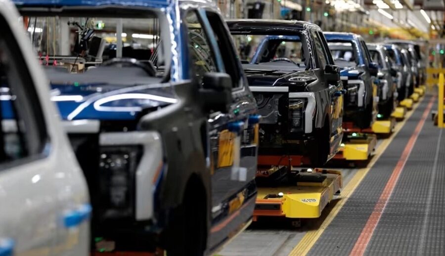 फोर्ड विद्युतीय सवारी साधन योजनाबाट पछि हट्यो र एफ१५० लाइटनिङको उत्पादन बन्द गर्यो; अर्बौं घाटा हुने अनुमान