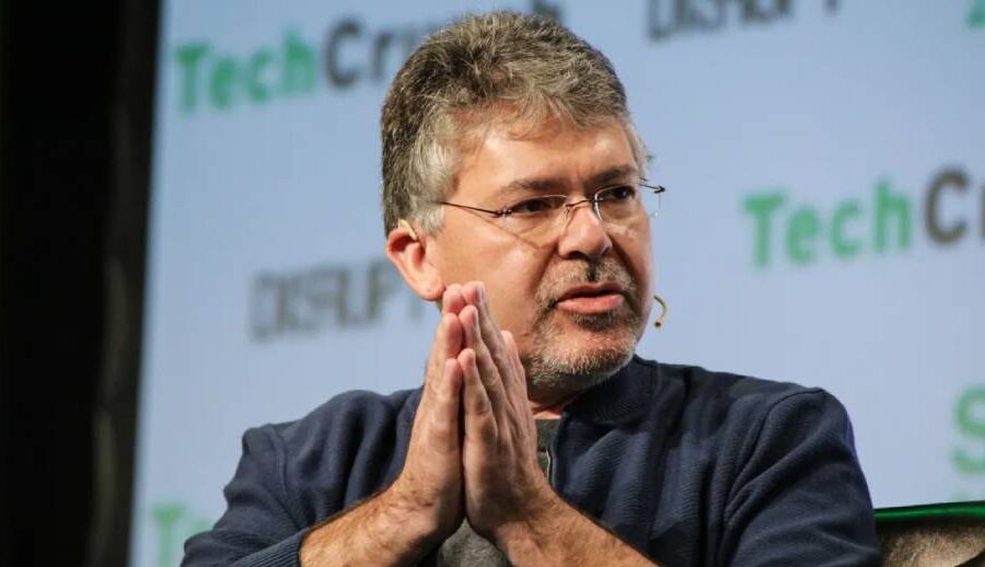 एप्पलको एआई प्रमुख राजीनामा दिँदै: को आउँदैछन् उनको ठाउँमा?