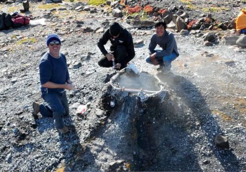 हिलियमको अभाव बढ्दै गएको अवस्थामा पृथ्वीको सतहमा रहेका प्राचीन चट्टानमा खानी नै रहेको हुनसक्ने: अध्ययन