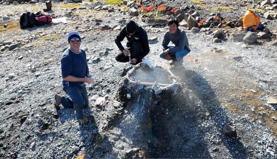 हिलियमको अभाव बढ्दै गएको अवस्थामा पृथ्वीको सतहमा रहेका प्राचीन चट्टानमा खानी नै रहेको हुनसक्ने: अध्ययन