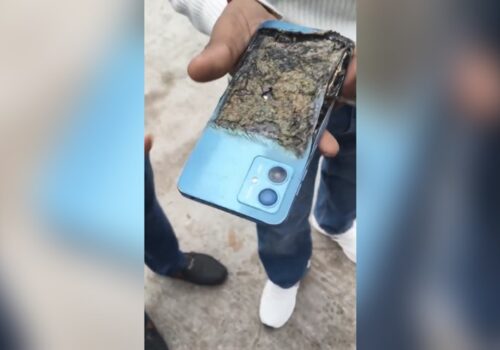 खल्तीमा रहेको मोटोरोला फोनमा यसरी लाग्यो आगो