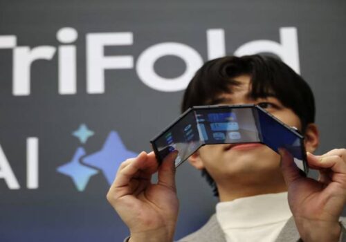 सामसङद्वारा आफ्नो पहिलो मल्टिफोल्डिङ स्मार्टफोन सार्वजनिक