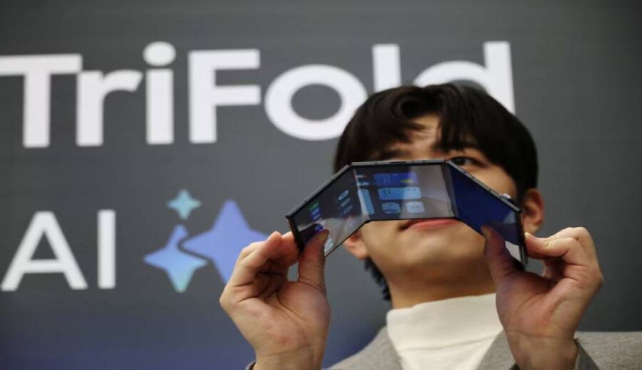 सामसङद्वारा आफ्नो पहिलो मल्टिफोल्डिङ स्मार्टफोन सार्वजनिक