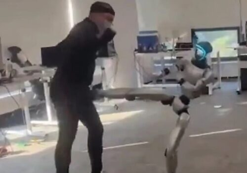 मानव चाल नक्कल गर्ने रोबोटले मानिसको कम्मर र तिध्रा बिचको भागमा लात हानेको क्षण भाइरल